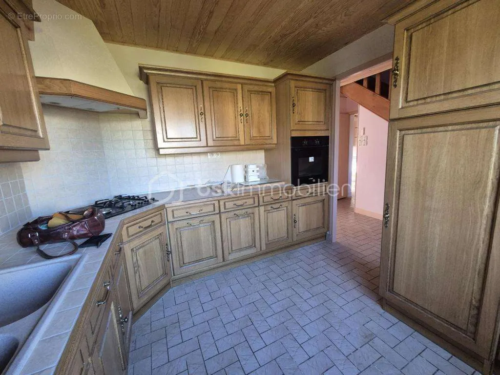 Cuisine - Maison de Plain-Pied avec Balcon dans le Quartier Calme de Gien
