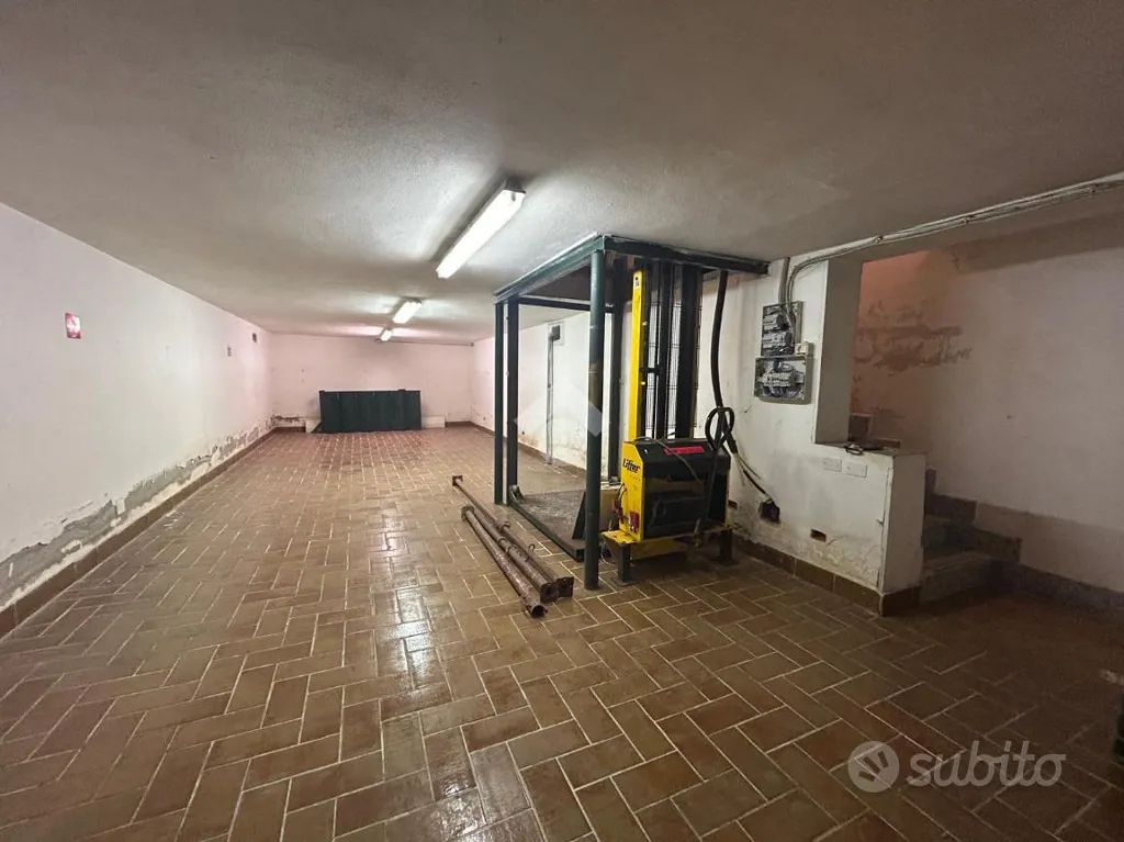 Garage - Commercial Shop with Seafront Courtyard in Lavagna