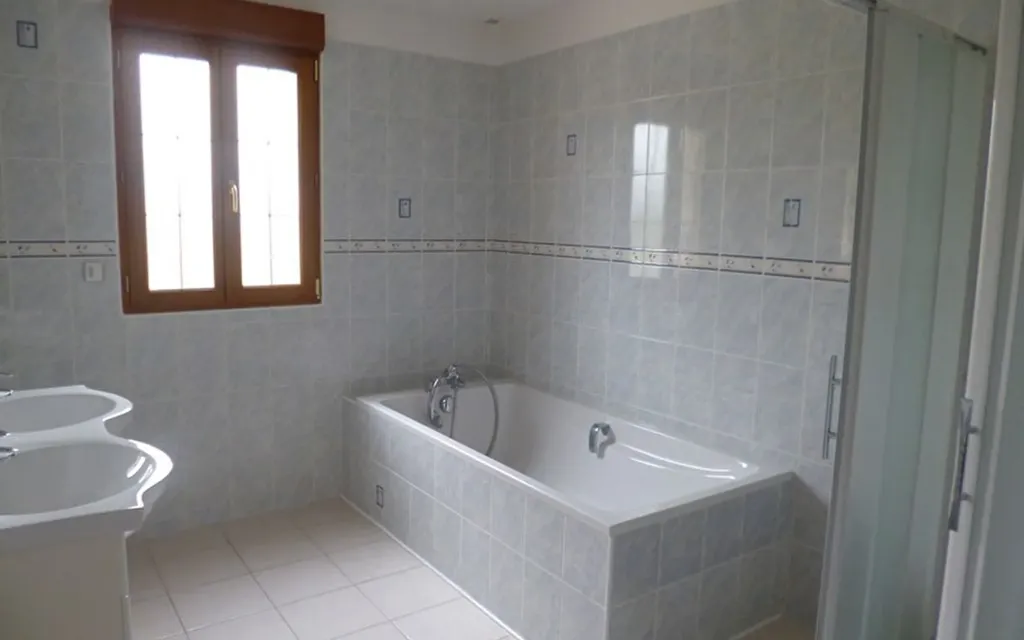 Salles de bain - Maison Récemment Construite avec Jardin à Bray-en-Val