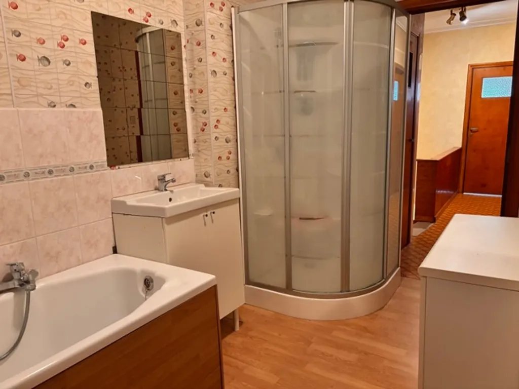 Salles de bain - Maison à Rafraîchir avec Grand Garage à Hognoul