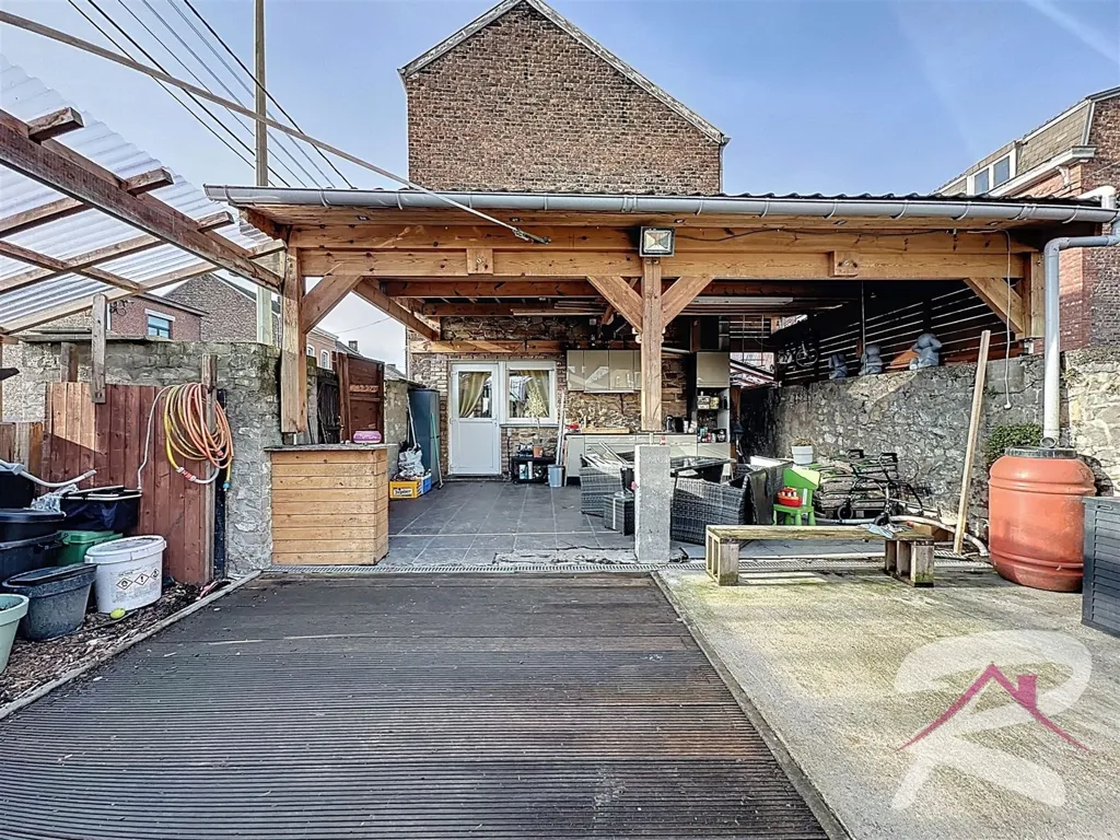 Aed - 4-Floor House with Pergola in Roufosse