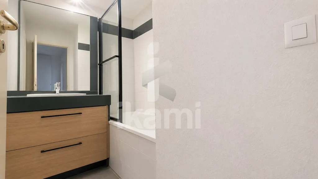 Salles de bain - Appartement avec balcon et parking à Saint-François-Longchamp