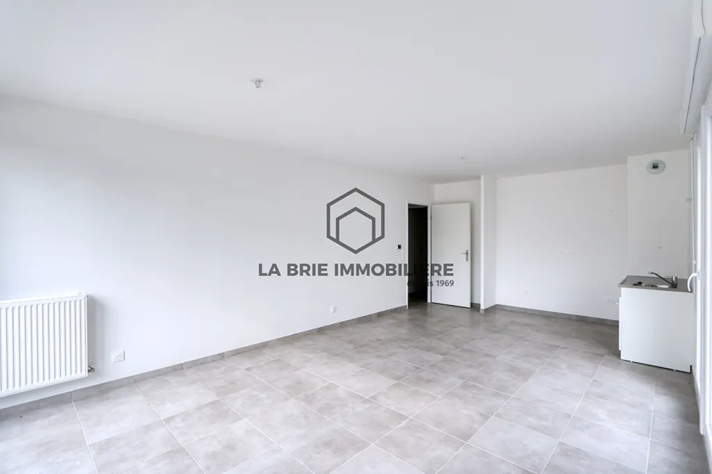 Rooms - Flat with Extensive Terraces in Emerainville