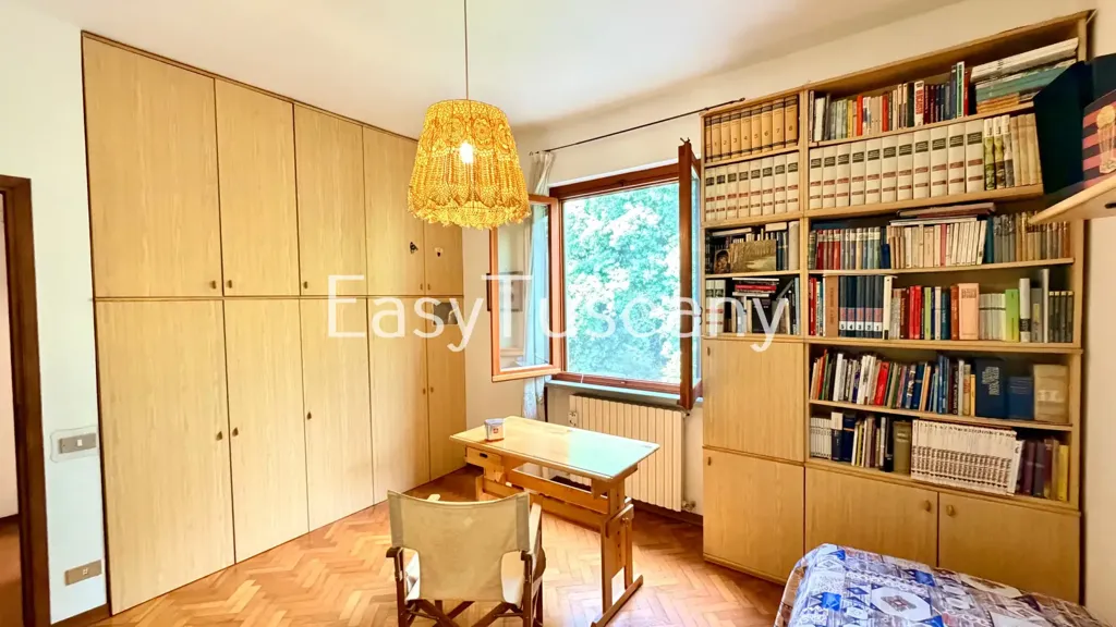 Bureau - Villa with Olive Grove in Montecarlo