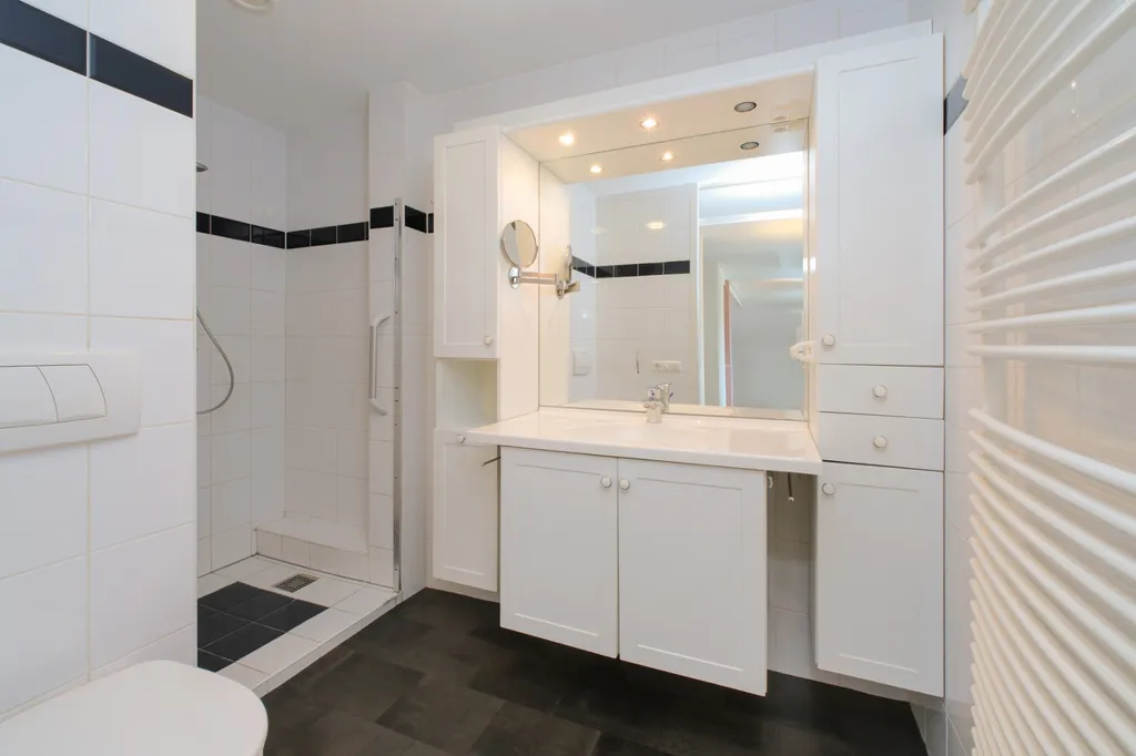 Salles de bain - Waterfront Flat with Dual Views in Almelo