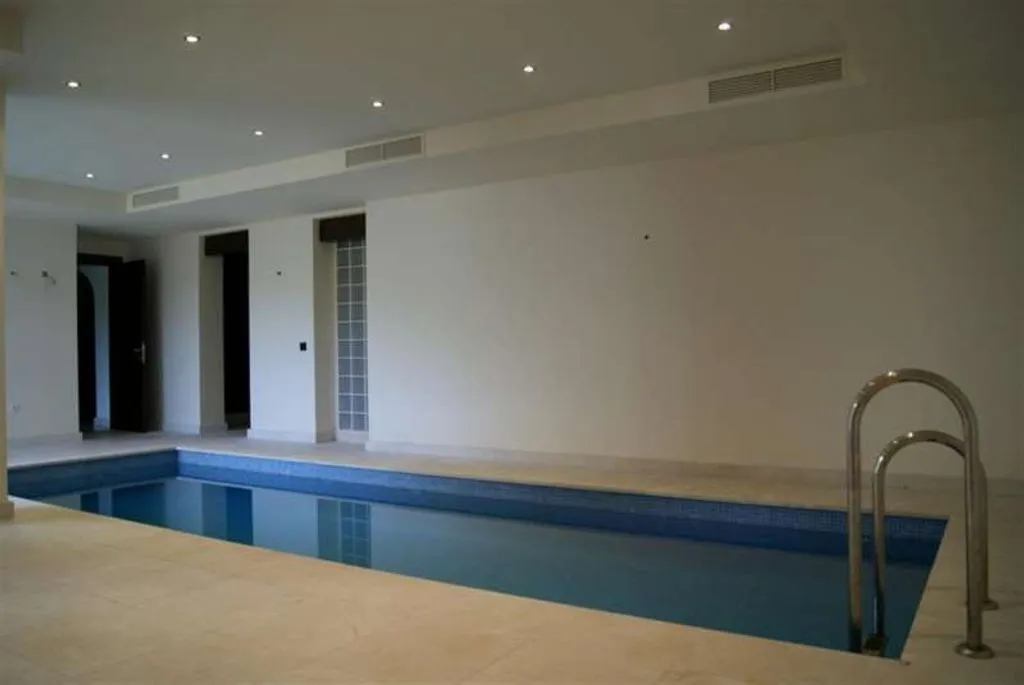 Bassein - South-Facing Villa with Infinity Pool in Marbella