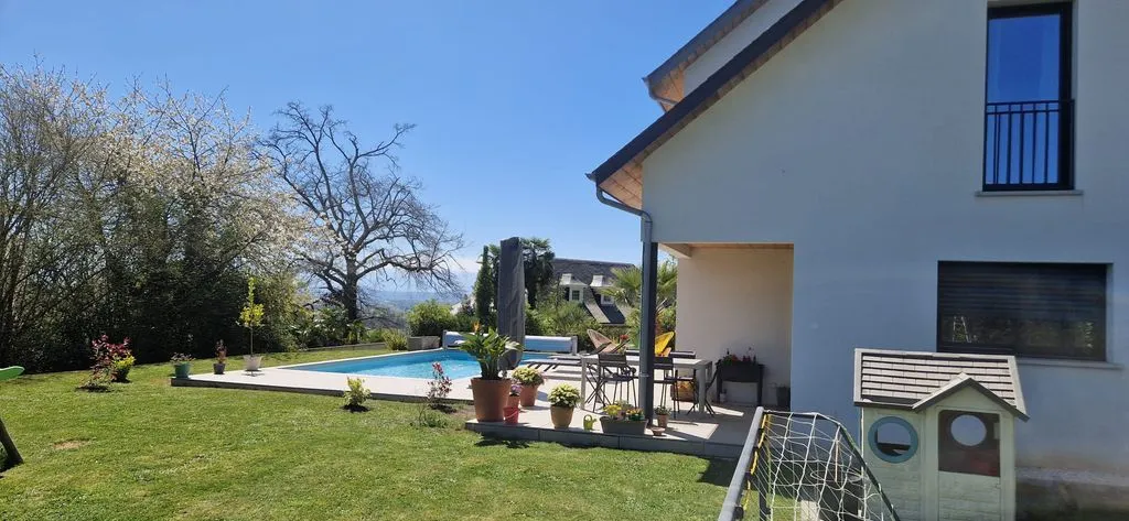 Aed - Contemporary Villa with Pool in Sauvagnon