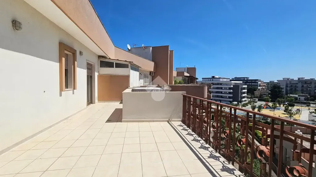 Rõdu - Attic Apartment with Double Aspect in Trani