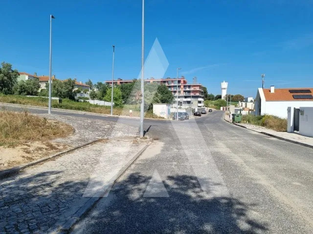 Land Plot for Housing with 676 m² in Cartaxo