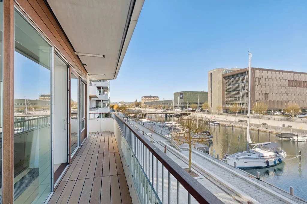 Balcon - Functionalist Flat with Harbour View in Hellerup