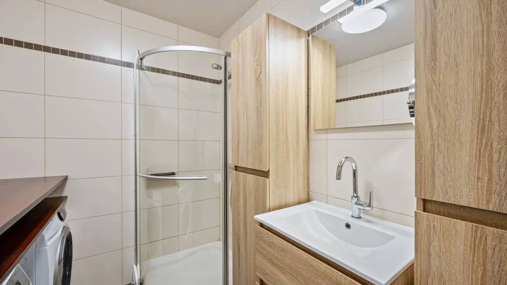 Bathrooms - Stately Villa with Garden in Romershoven