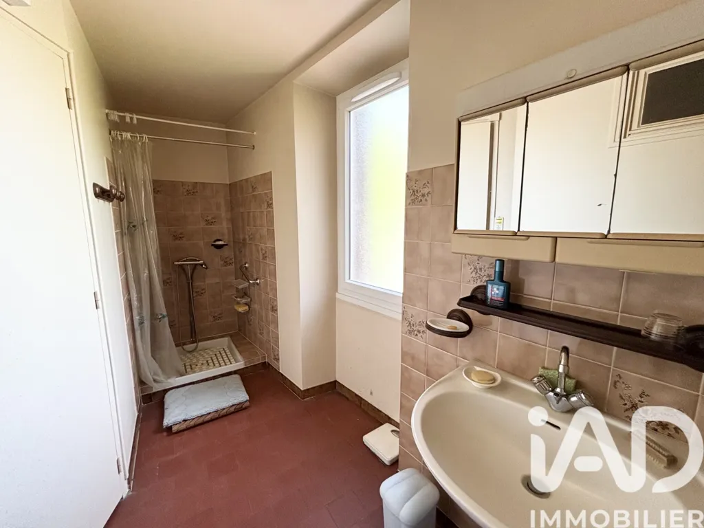 Vannitoad - Two-Bedroom House with Garage in Thenay