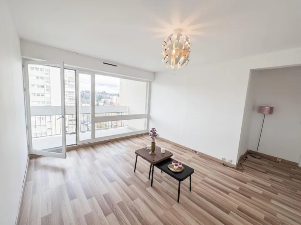 Soggiorno - 3-Piece Flat with Balcony in Central Location