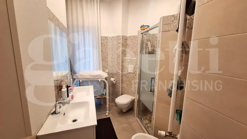 Salles de bain - Rearranged Apartment with Balconies in Naples