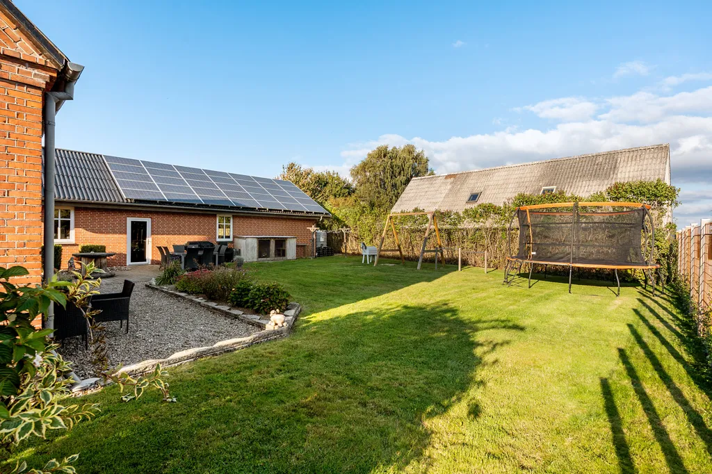Jardin - Architectural Villa with Workshop in Korinth