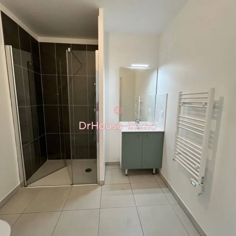 Vannitoad - 2-Bedroom Apartment with Balcony in Cenon