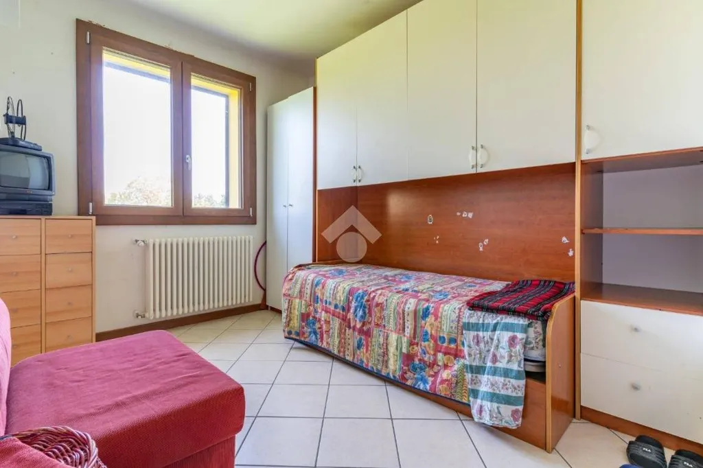 Chambres - Trilocale with Balcony in Ferrara