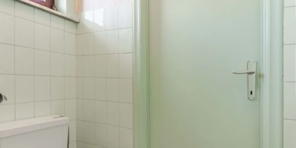 Salles de bain - Bungalow à rénover avec jardin à Wakken