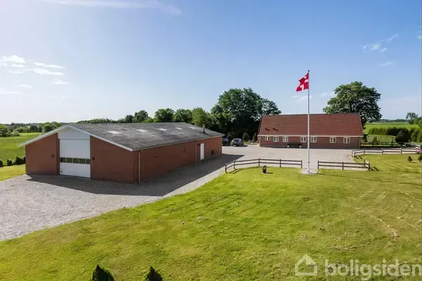 Õhuvaade - Mixed-Use Farmhouse with Large Garden in Sabro