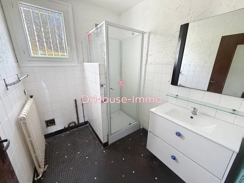 Salles de bain - Maison à Rénover avec Jardin à Cause-de-Clérans