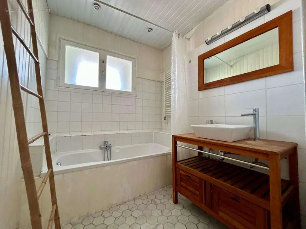 Bathrooms - Luxury House with Garden in Bordeaux