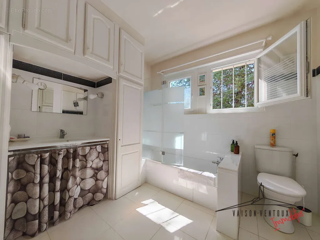 Salles de bain - Maison Luxueuse avec Piscine à Vaison-la-Romaine