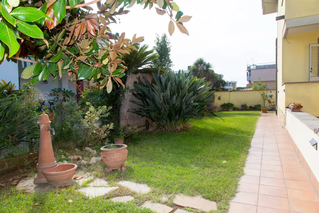 Jardin - Bifamiliar Villa with Terrace in Anzio