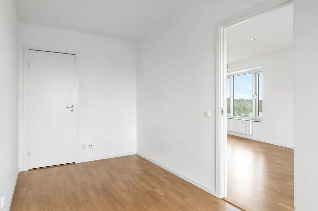 Pièces - Apartment with South-Facing Loggia in Kista