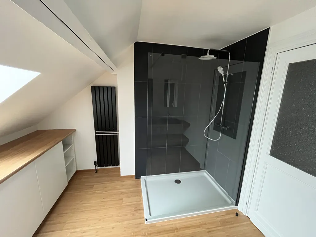Salles de bain - Duplex Rénové avec Balcon à Schaerbeek