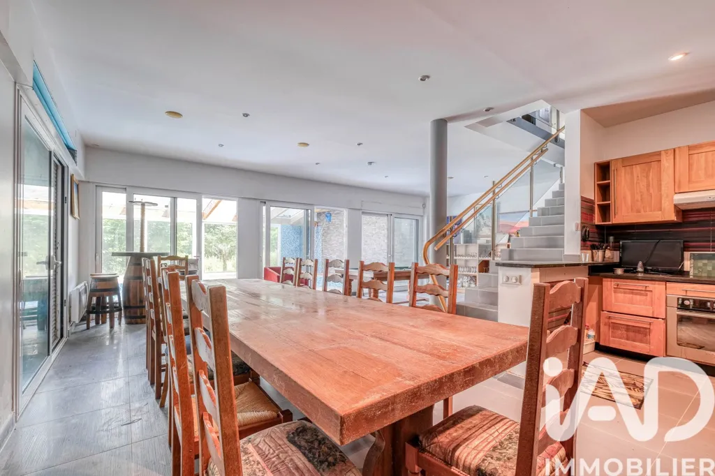Sala da pranzo - Architectural House with Panoramic View in La Ferté-sous-Jouarre