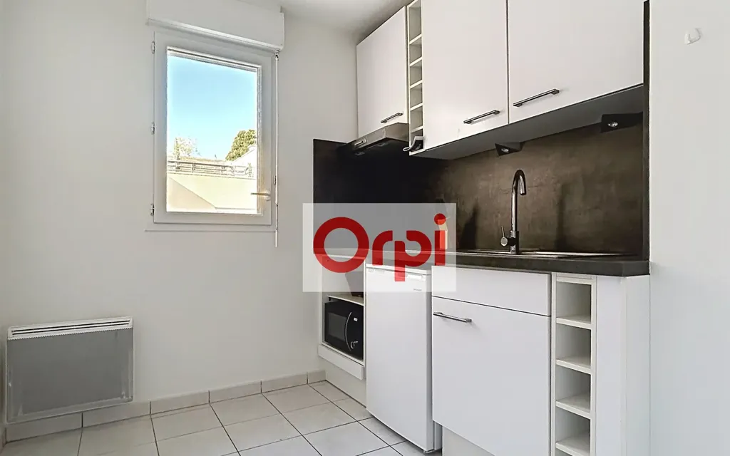 Kitchen - Meubled 2-Bedroom Flat with Balcony in Châtillon