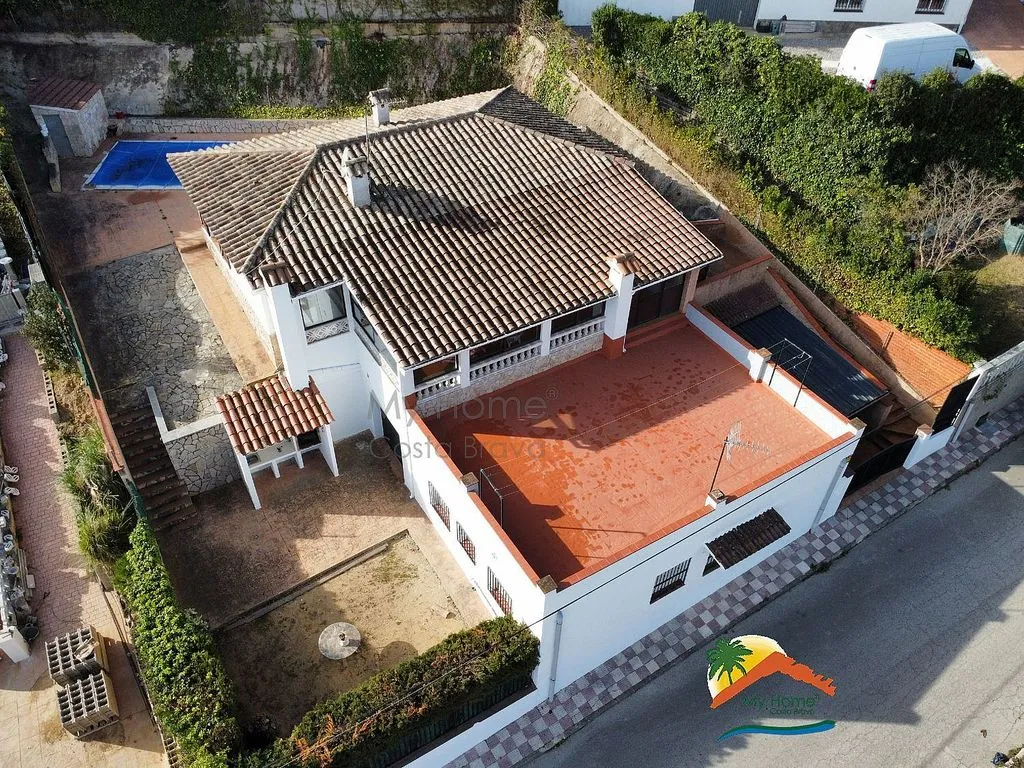 Vista aerea - Chalet with Pool and Terrace in Aiguaviva Parc