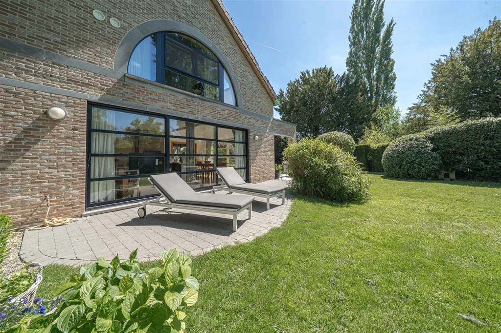 Recent Villa with Pool in Waterloo