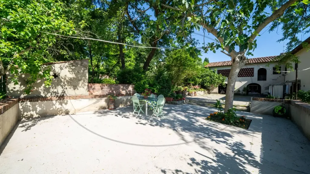 Aed - Rustic Farmhouse with Multiple Uses in Figline Valdarno
