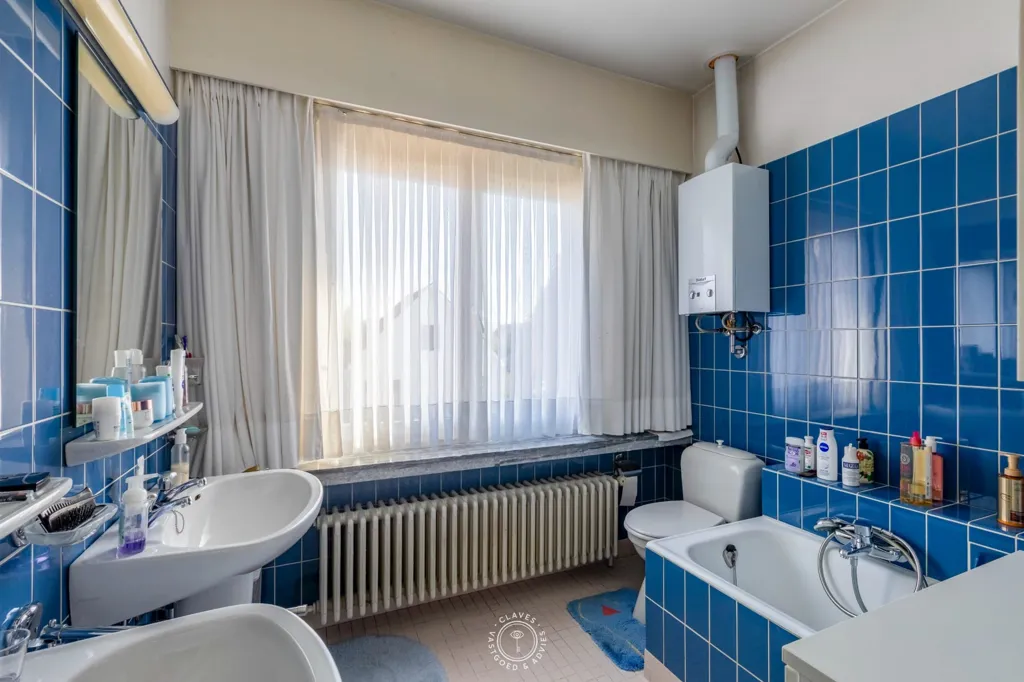 Bathrooms - House with Enchanting Garden in Sint-Niklaas