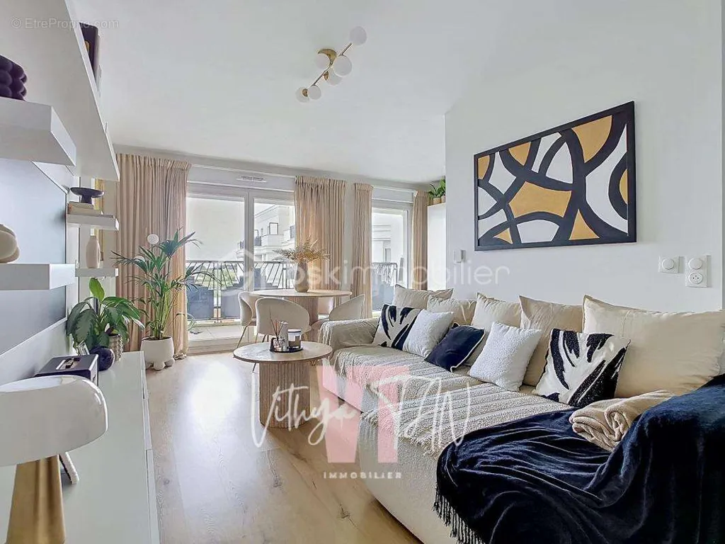 Soggiorno - 4-Bedroom Flat with Balcony in Chessy Centre