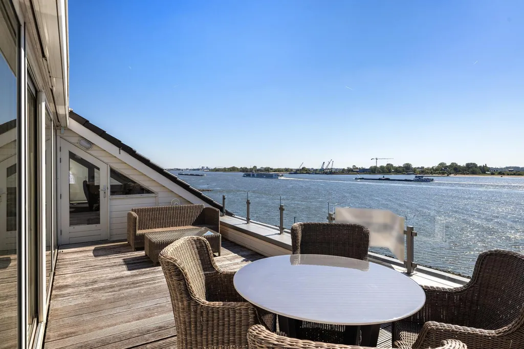 Terrasse - Penthouse with River View in Boven-Hardinxveld