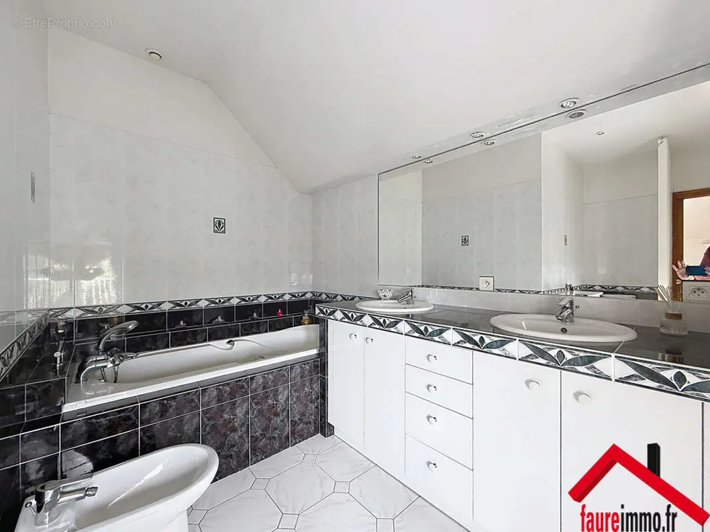 Bathrooms - House with Garden and Terrace in Objat
