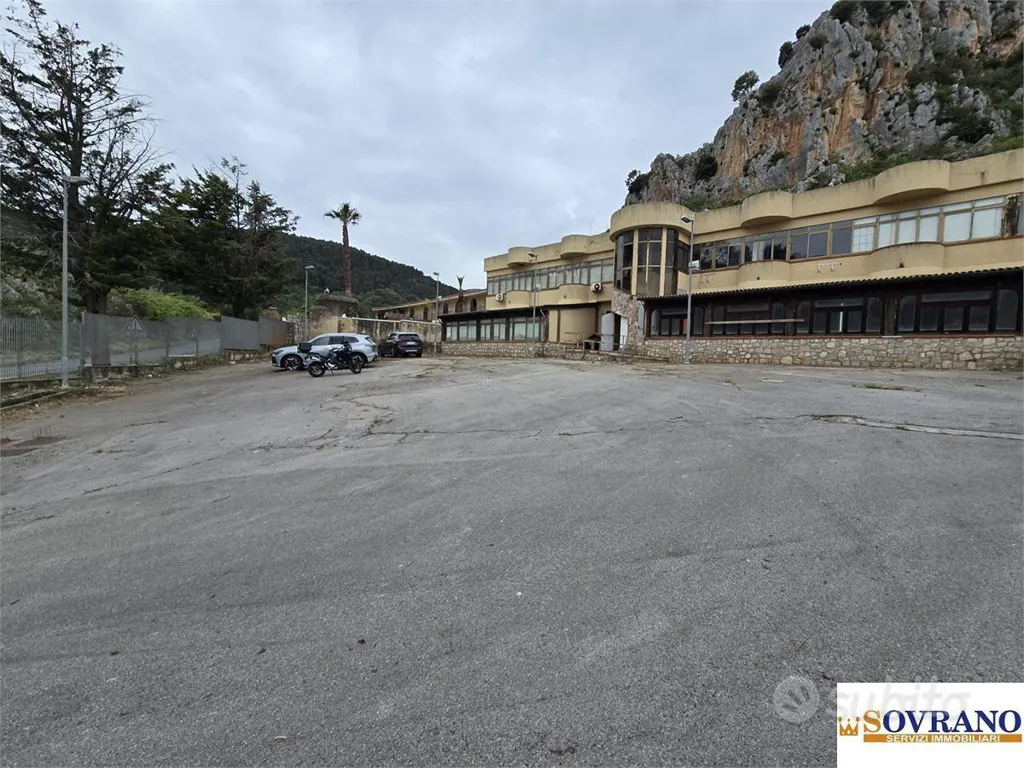 Välivaade - Commercial Complex with Parking in Monreale