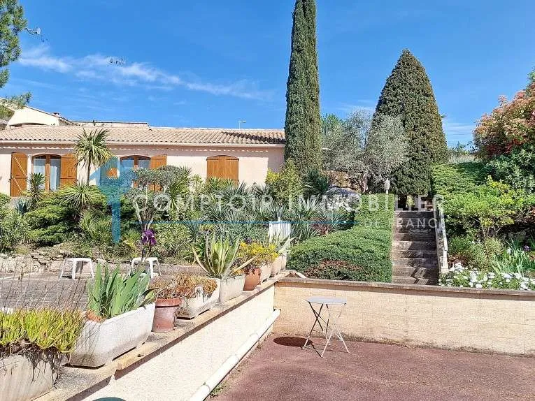 Terrasse - Maison de Luxe avec Piscine à Cabrières
