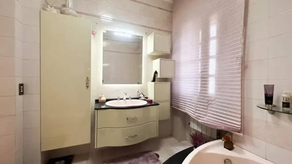 Bathrooms - Spacious Trilocale with Terraced Balcony in Afragola