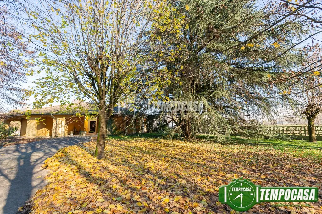 Aed - Villa with Pool in Monte Cremasco