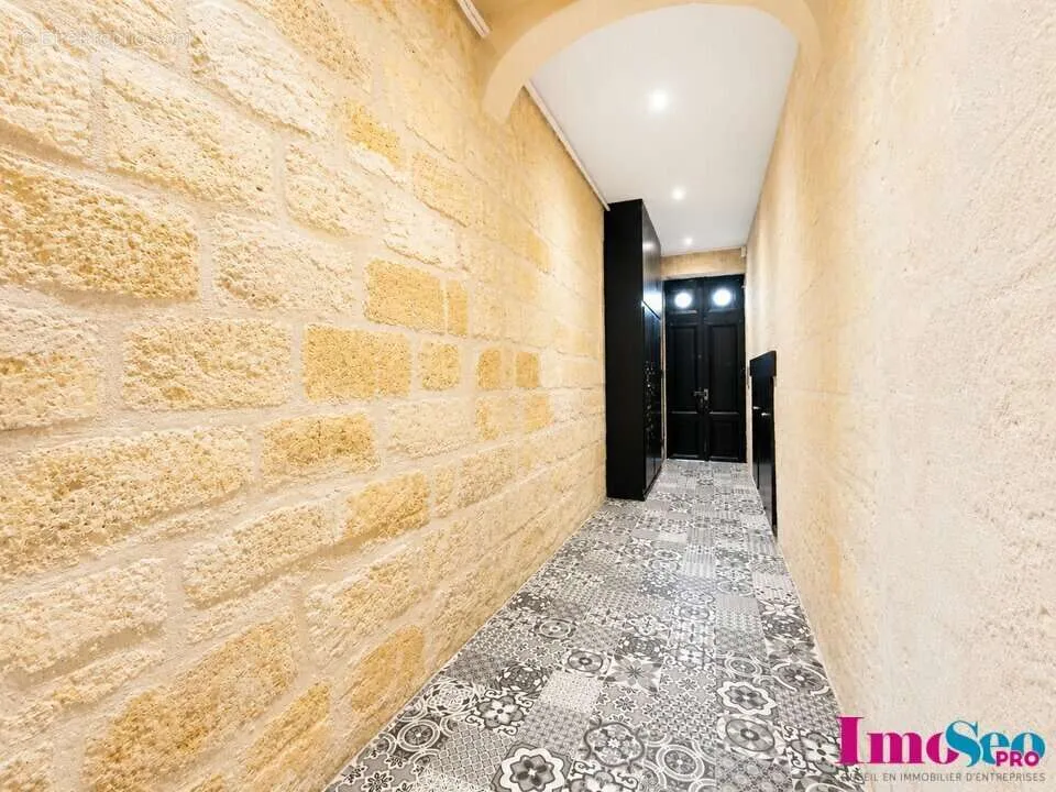 Ingresso - Commercial Property near Bordeaux's Triangle d'Or