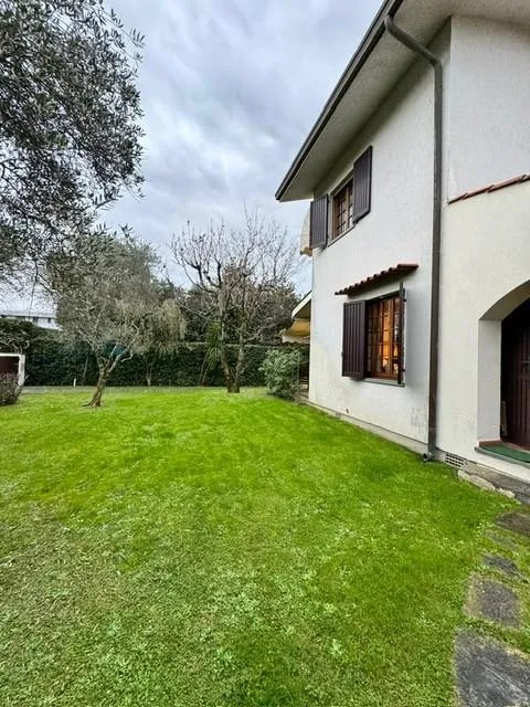Aed - Villa with Garden in Forte Dei Marmi Centre