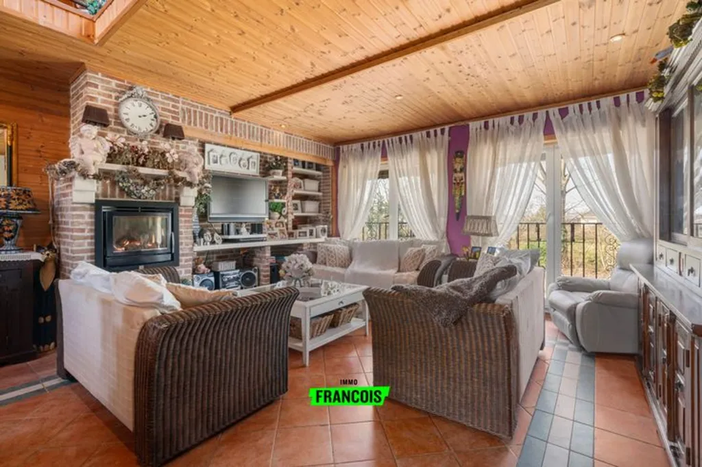 Elutuba - Commercial Property with Spacious Residence in Central Location