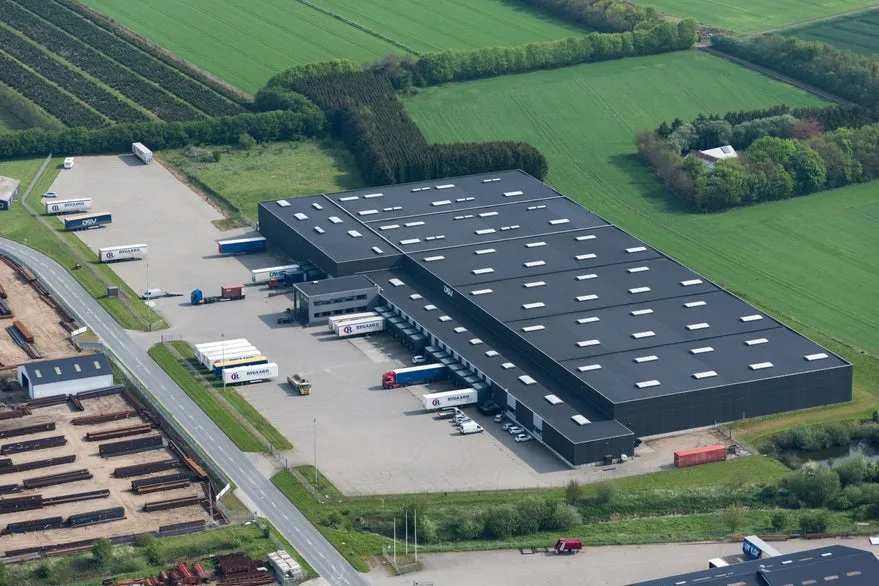 Vue aérienne - Logistics Unit with Trailer Parking near E45