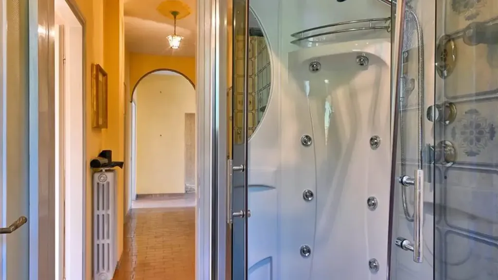 Salles de bain - Spacious Villa for Renovation in Salò