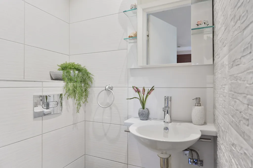 Salles de bain - 60s Villa with Large Garden in Västra Jakobsberg