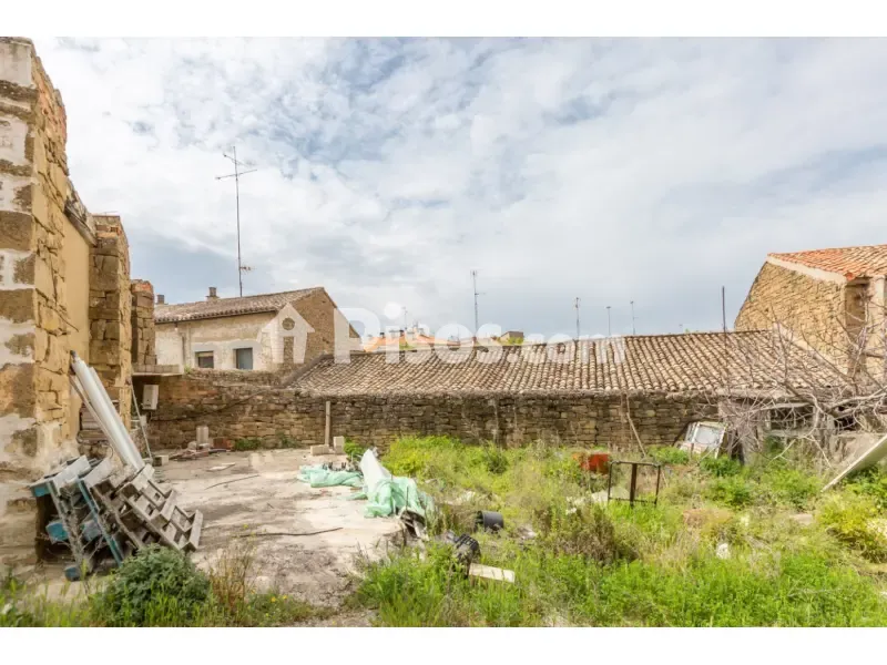 Garden - Mixed-Use Property with Dual Access in Tafalla