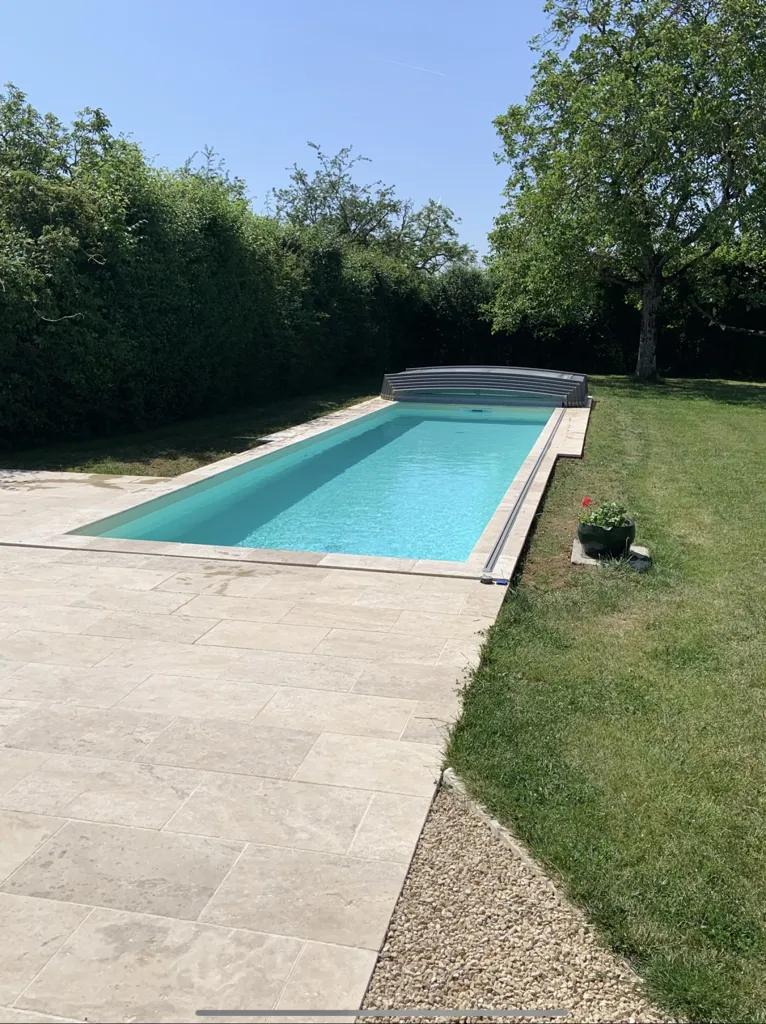 Bassein - Historic House with Pool in Vernon